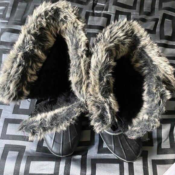 KHOMBU Black boot with faux fur to keep you feet warm for those cold days - Picture 10 of 12